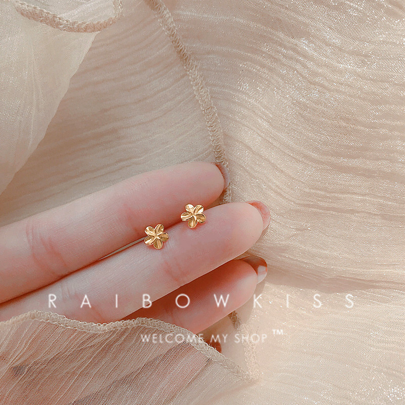 Free Shipping Designer Luxury Jewelry Flower Earrings New Trend Simple Design Small Flower Short Invisible Delicate Ear Piercing Fashion Accessories