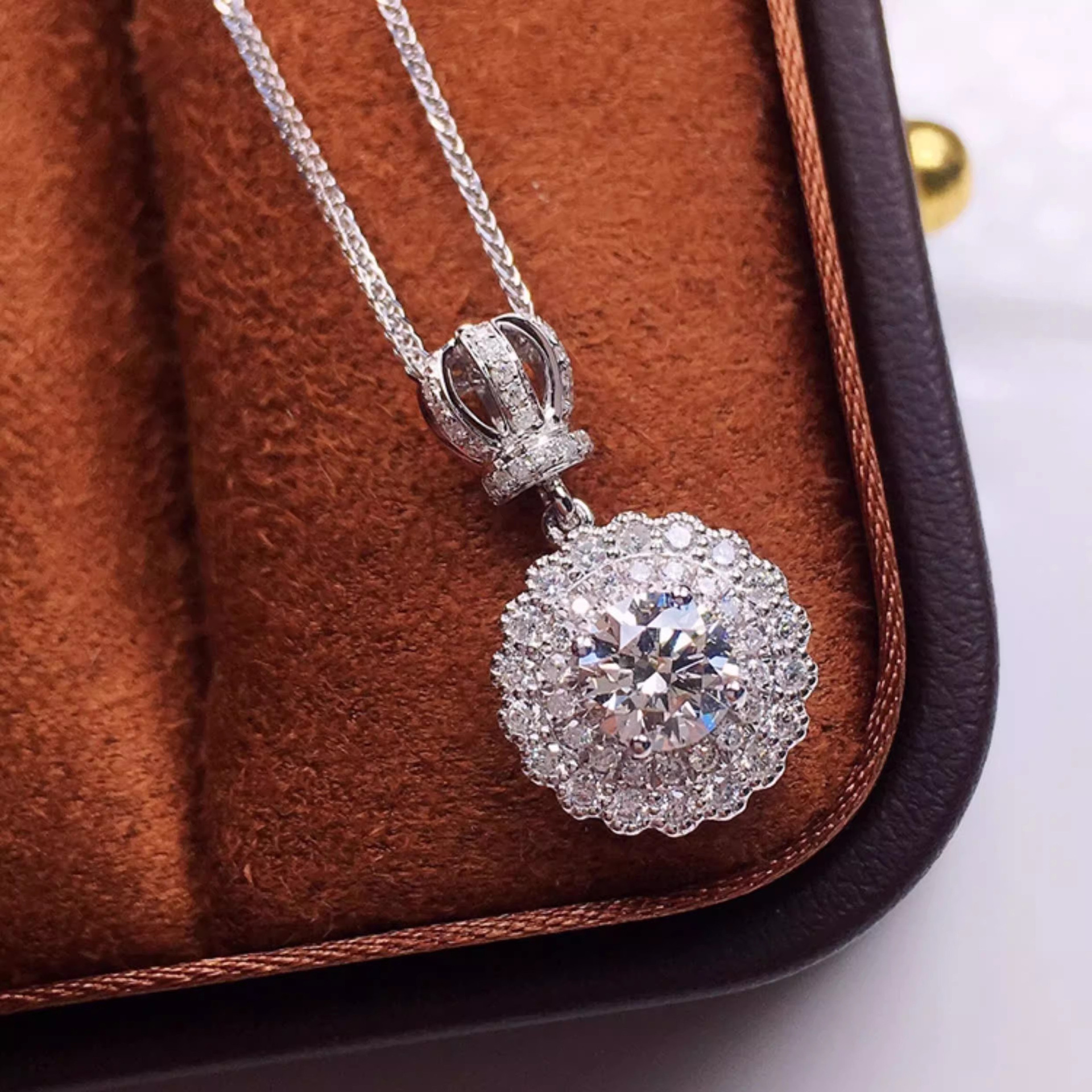 Choucong Brand New Crown Pendant Sparkling Luxury Jewelry 925 Sterling Silver Round Cut 2ct Lab Moissanite Diamond Gemstones Party Women Clavicle Neck