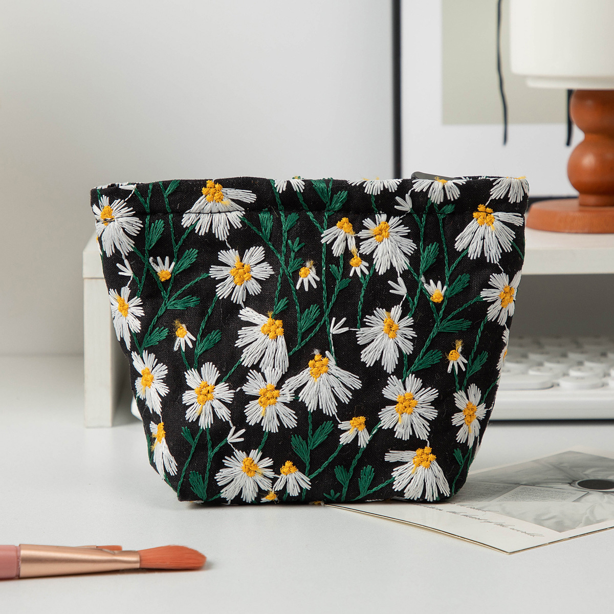 Ins Style Large Capacity Canvas Makeup Bag Toiletry Bag Skincare Storage Bag Small Daisy Embroidery Portable Clutch Bag 240827