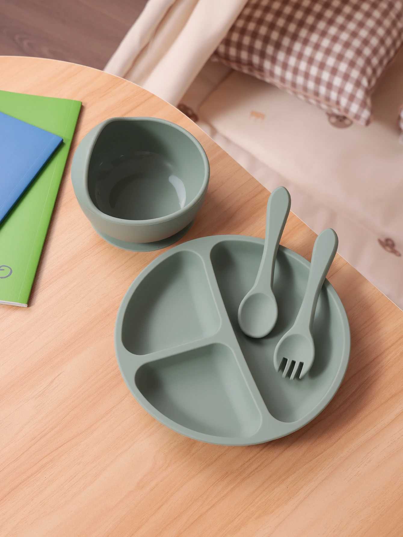 4PCS Baby Silicone Feeding Set Suction Dishes Plate Spoon Fork BPA Free Sucker Bowl Toddler Training Tableware Essentials X250806