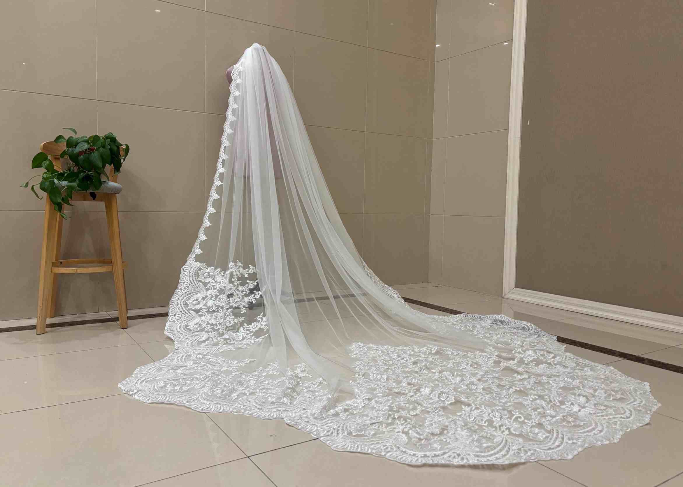 Luxurious Wedding Veils Appliques Edge Bridal Veils One Layer Cathedral Length Custom Made Wedding Accessories