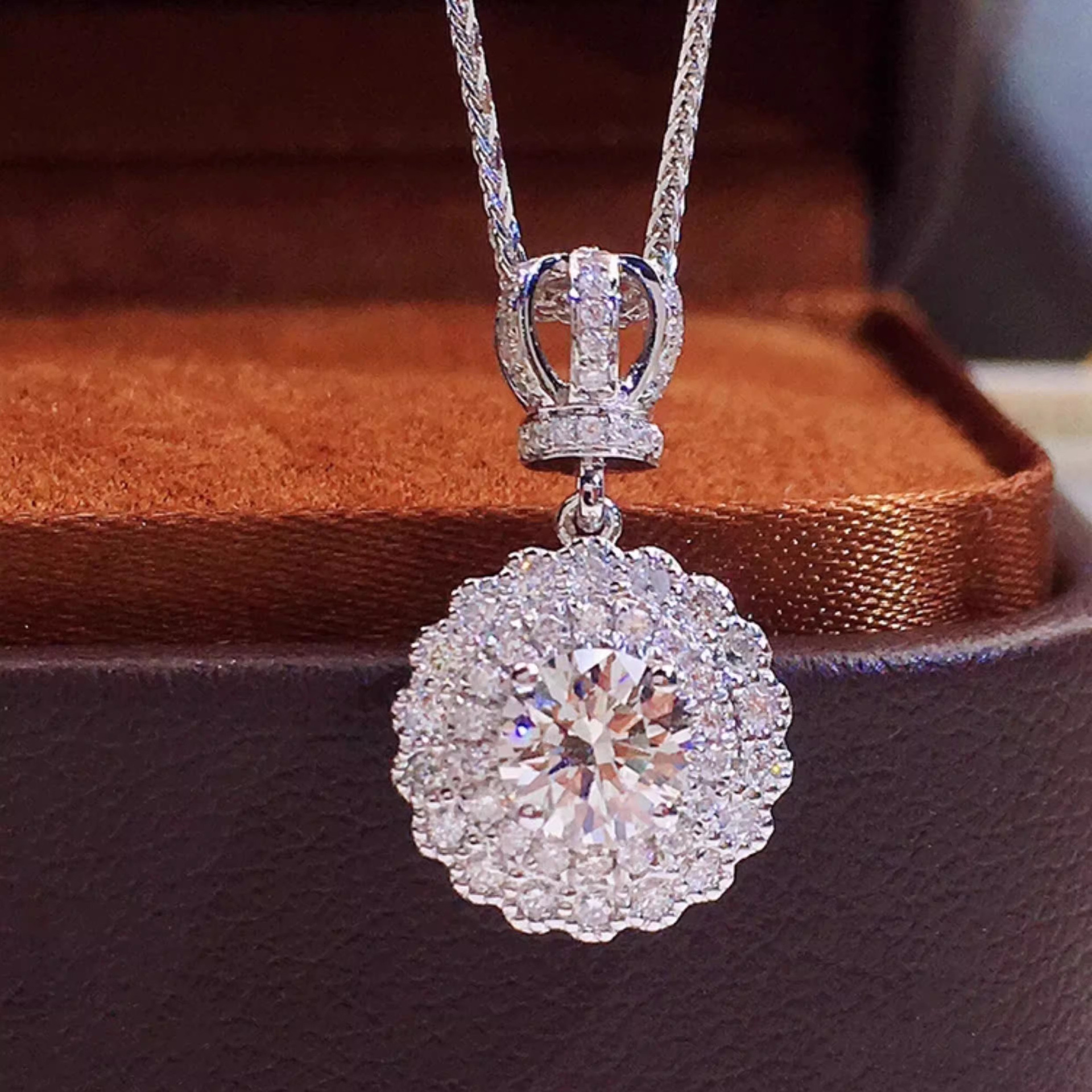 Choucong Brand New Crown Pendant Sparkling Luxury Jewelry 925 Sterling Silver Round Cut 2ct Lab Moissanite Diamond Gemstones Party Women Clavicle Neck