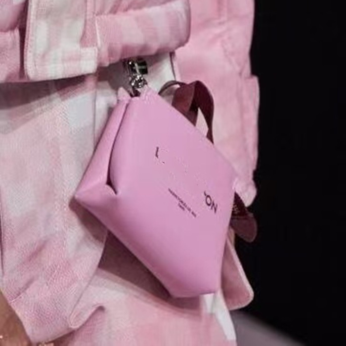 NOUVEAU MINI MINIPER SAG CHARM CHEECHAIN CHECRER CARTER HOLDER CHARM LETTRE FEMMES CLÉ CLÉ CHACLE CAR SHEAGE PENDANT MEN COODS ACCESSOIRES CONSEU