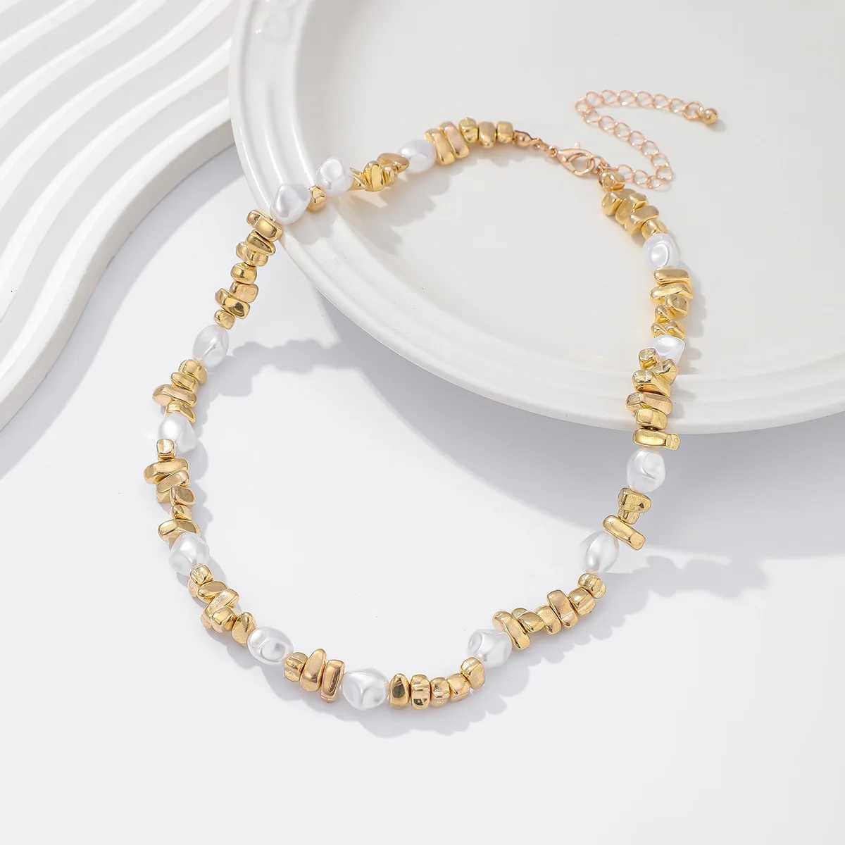 2025 Retro Shaped Imitation Pearl Woven Collarbone Necklace for Women Simple Gold Color Sweet Girl Fashion Birthday Jewelry Y250805