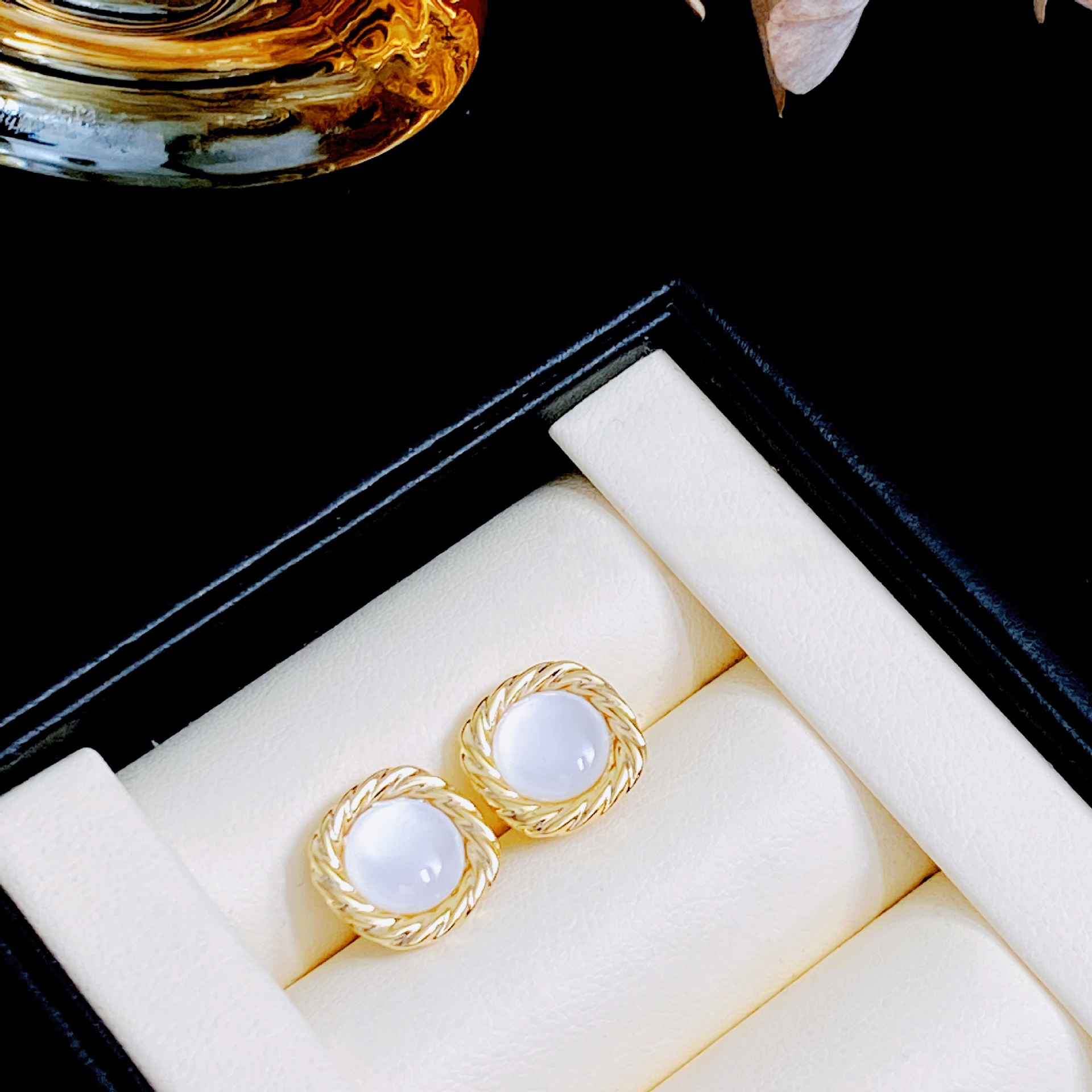 Free Shipping Designer Luxury Jewelry Exquisite Fashion Natural Shell Square Braided Edge Earrings Women's S925 Silver Needle Elegant Simple Acce