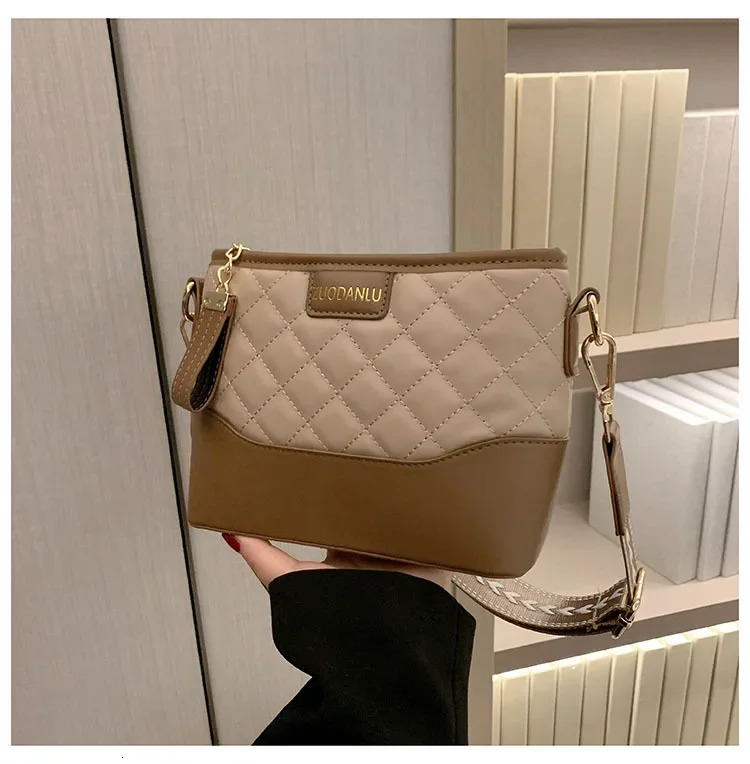 Womens Bag Light Simple Trendy Fashion Large Capacity Shoulder Messenger Bag Casual Bucket Bag 250806