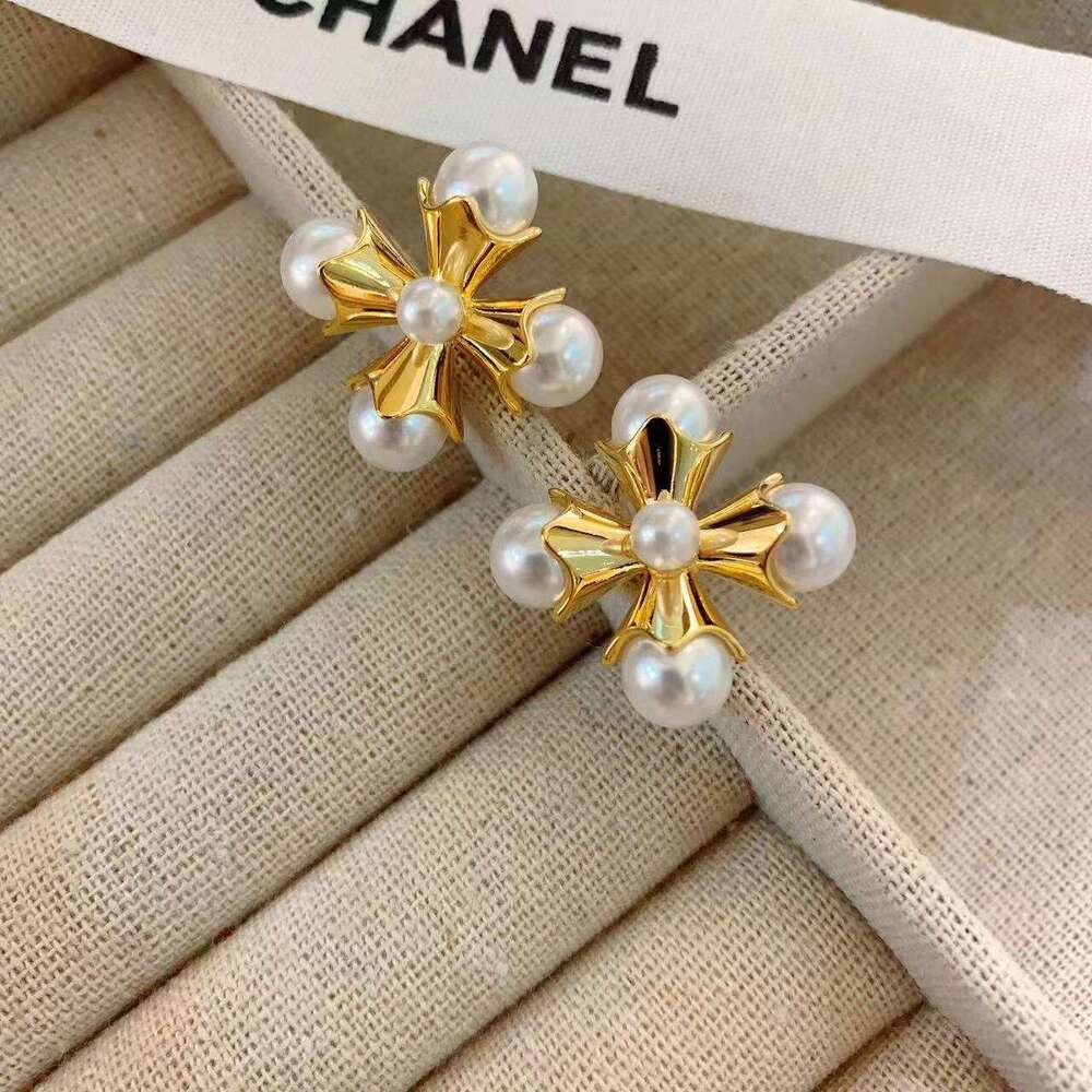 Fashionable Elegant Catwalk High-end Exaggerated Pearl Palace Style Vintage Decorative Large Earrings for Women