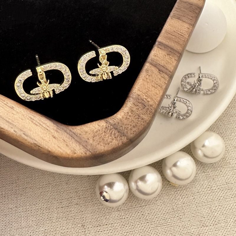 Luxurious Retro Creative Women's Earrings Free Shipping Designer Micro Inlaid Diamonds Bees Pearls Temperament Fashion Ear Accessories