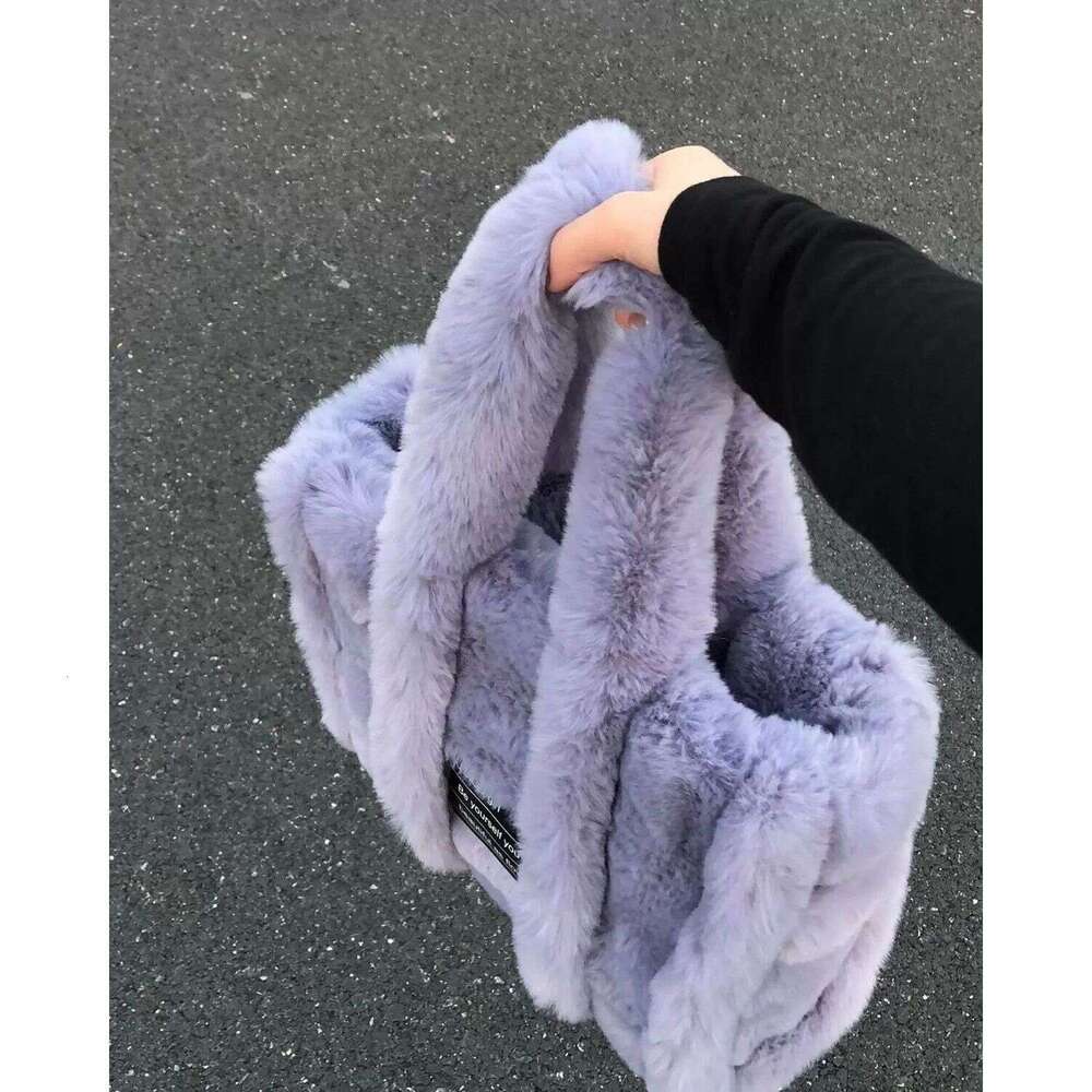 Designer Bag Tote Shoulder Bag Autumn Winter New Plush Tote For Women Cute Handheld Furry Versatile Commuter Crossbody