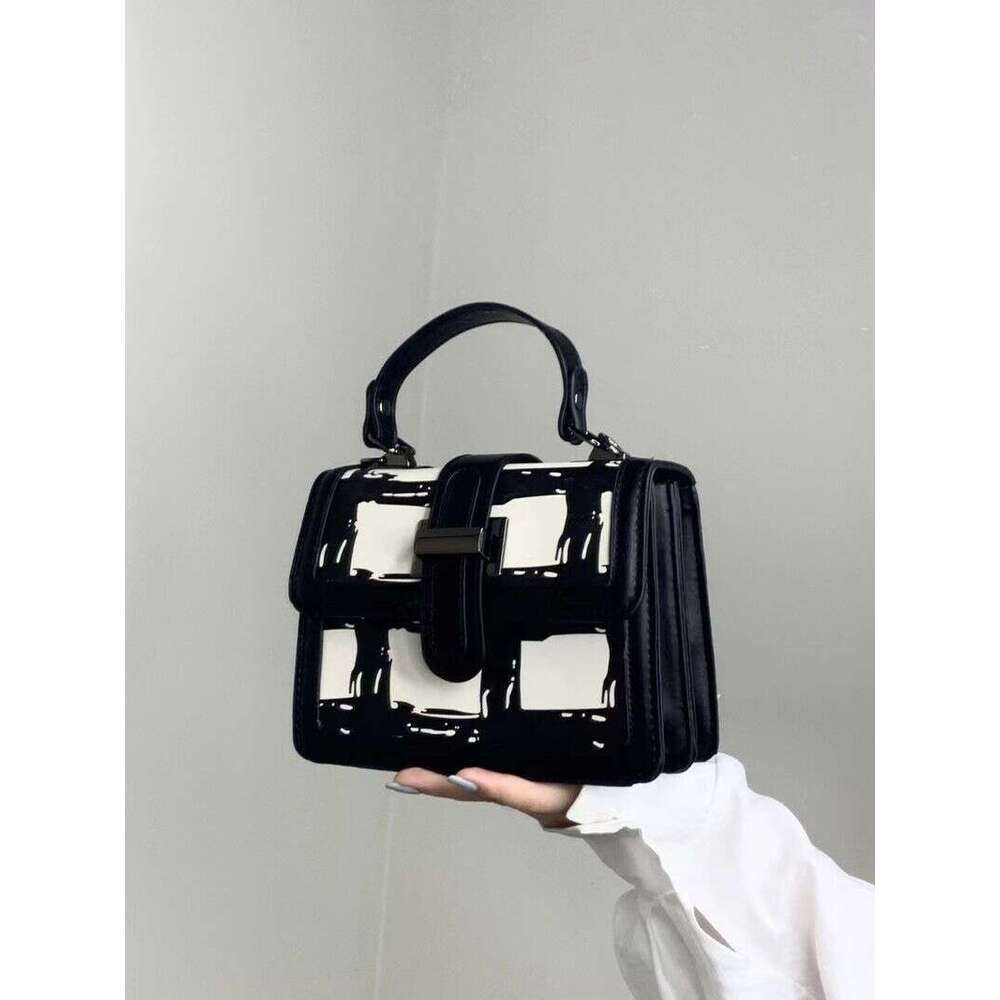 European American Fashion Autumn And Winter Bags Women's 2025 New High-end graffiti small square geometric portable shoulder Messenger bag