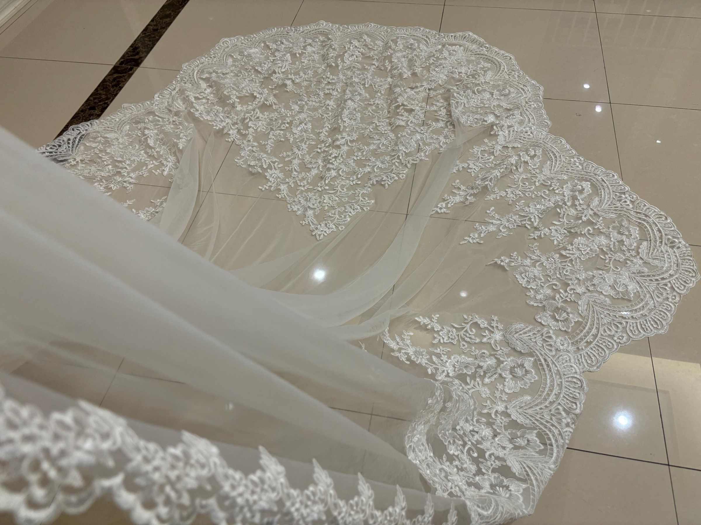 Luxurious Wedding Veils Appliques Edge Bridal Veils One Layer Cathedral Length Custom Made Wedding Accessories