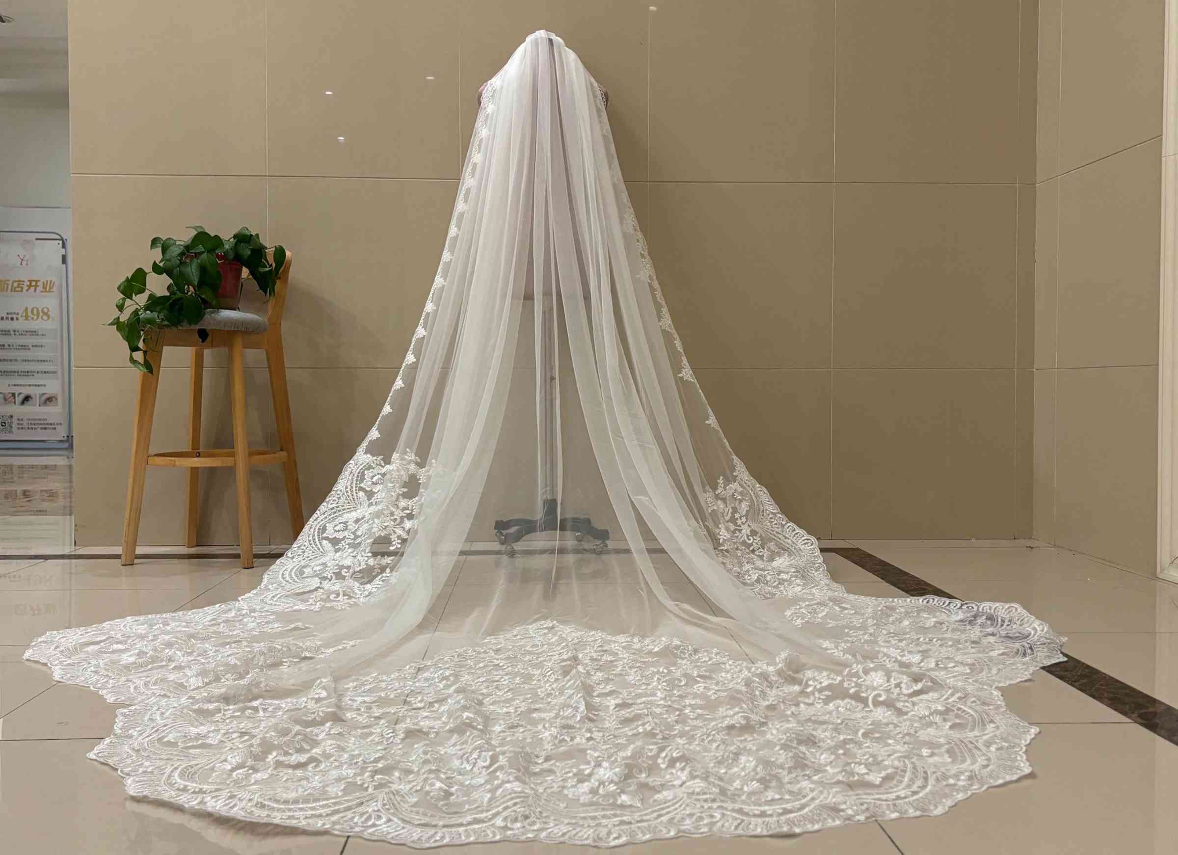 Luxurious Wedding Veils Appliques Edge Bridal Veils One Layer Cathedral Length Custom Made Wedding Accessories