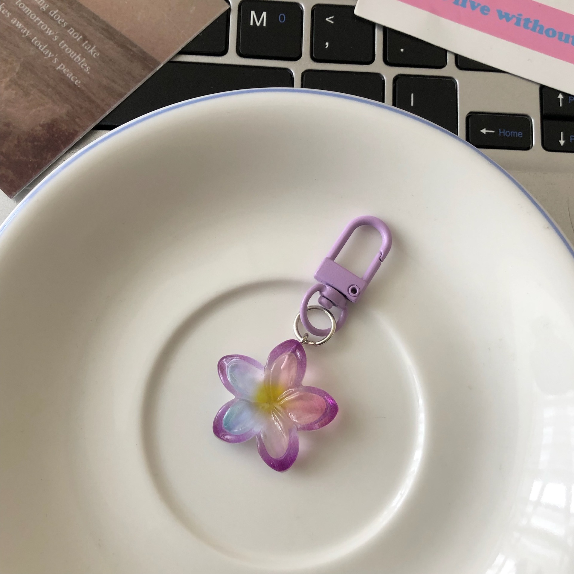 New resin two-color jasmine keychain fashionable flower shaped pendant car keychain student backpack ornament
