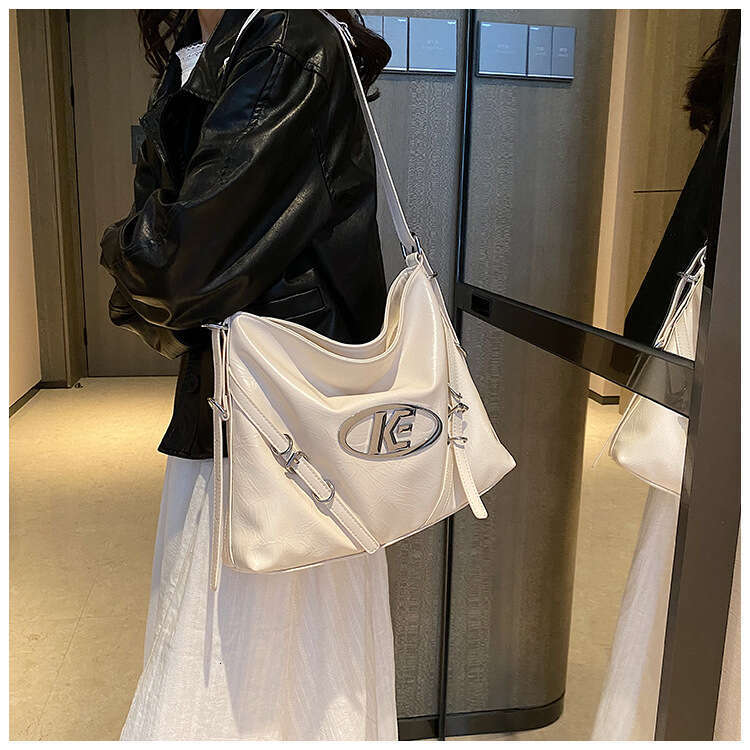 Large-capacity portable fashion texture female 2023 new commuting tote simple all-match armpit bag