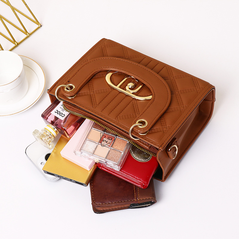 Fashionable High-End Handheld Quilted Stitched Small Square with Bear Pendant, Trendy Versatile Shoulder and Crossbody Bag