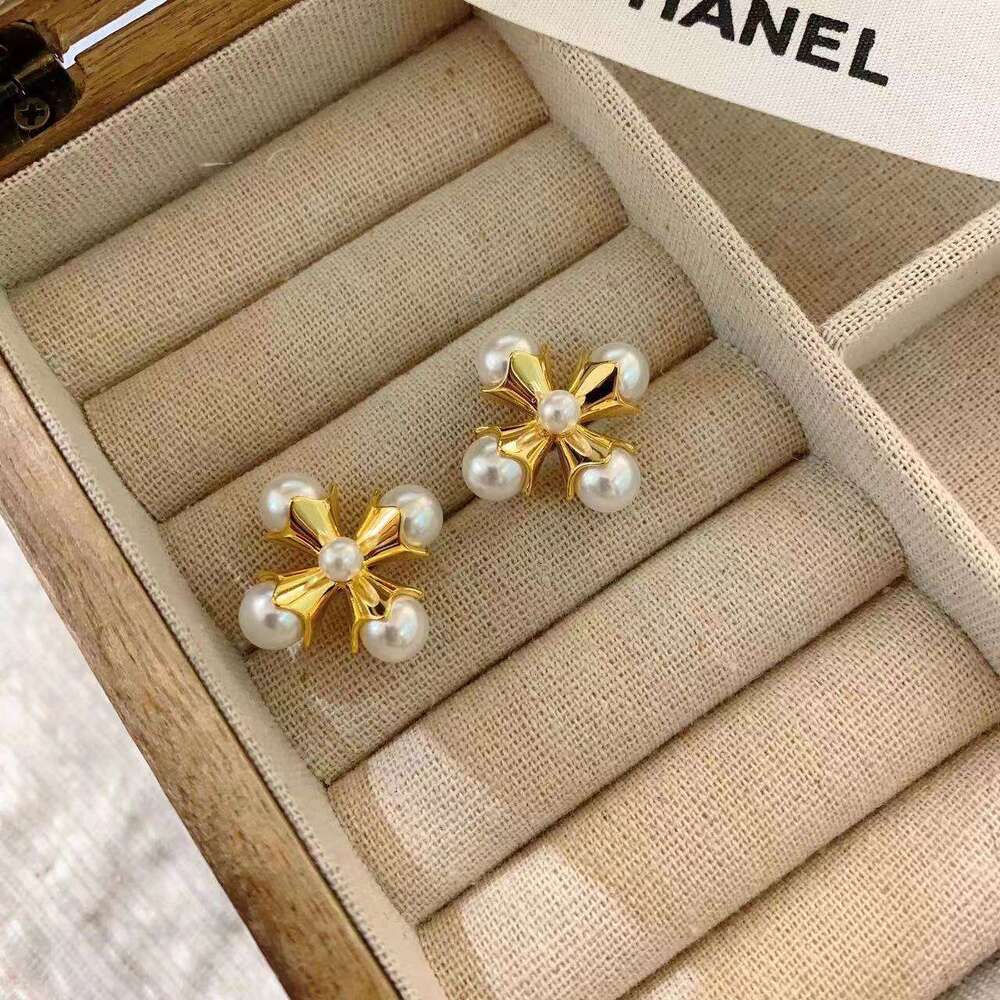 Fashionable Elegant Catwalk High-end Exaggerated Pearl Palace Style Vintage Decorative Large Earrings for Women