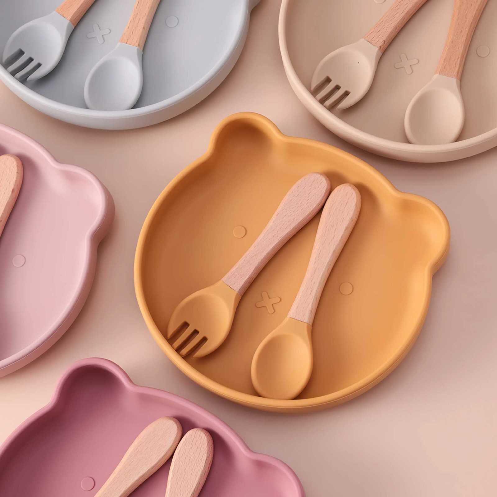 3PCS Cartoon Bear Sucker Dishes Plate Silicone Learning Set Wooden Handle Spoon Fork Self Feeding BPA Free Training Baby Supplies X250806