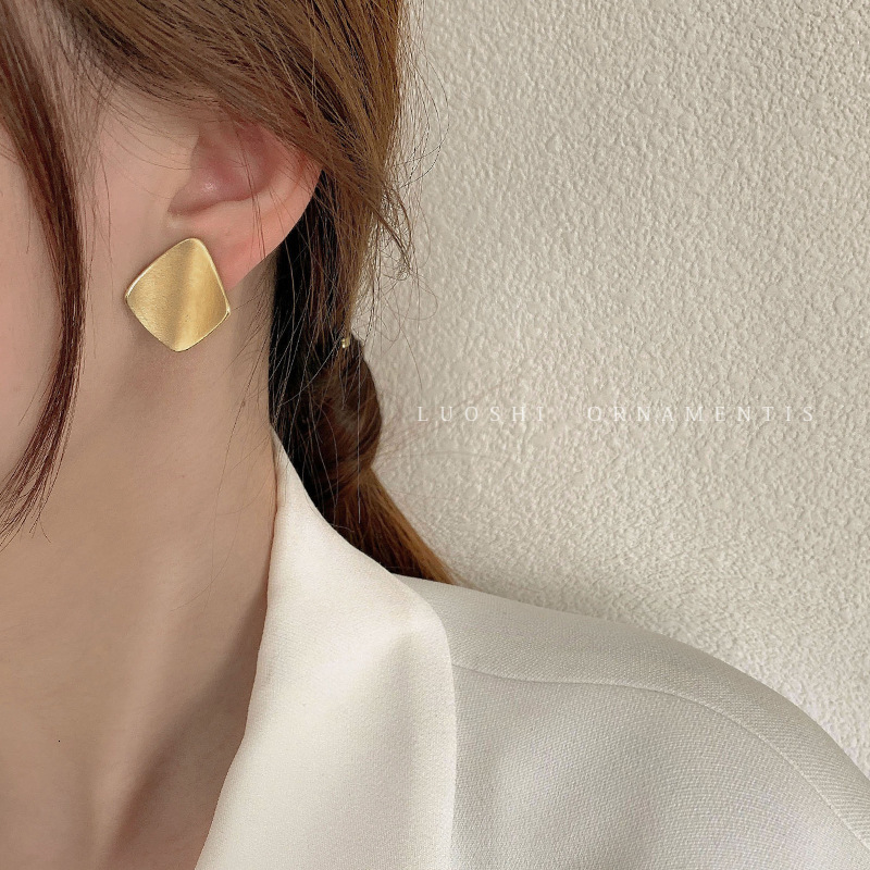 Free Shipping Designer Luxury Jewelry Silver Needle Retro Elegant Women's Earrings High-end Gold Versatile New Ear Accessories