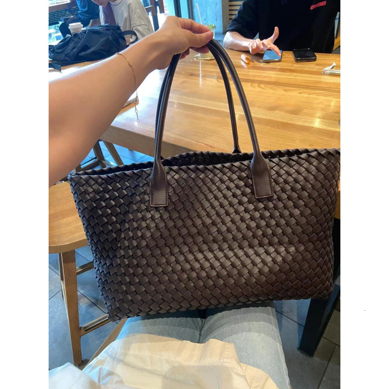 PU Soft Leather Texture Woven Bag Class Commute Bag 2025 Capacity Travel Bag Casual Handheld Shoulder Bag Internet Celebrity A12 250806