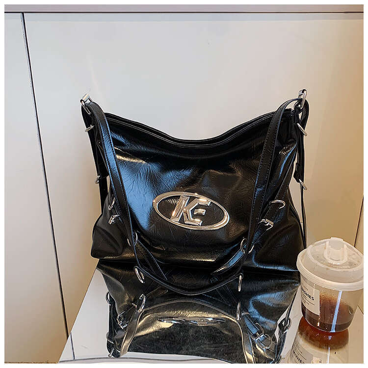 Large-capacity portable fashion texture female 2023 new commuting tote simple all-match armpit bag