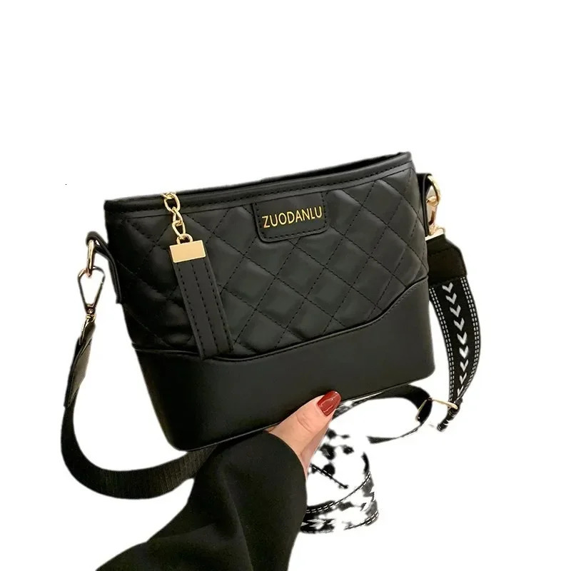 Womens Bag Light Simple Trendy Fashion Large Capacity Shoulder Messenger Bag Casual Bucket Bag 250806