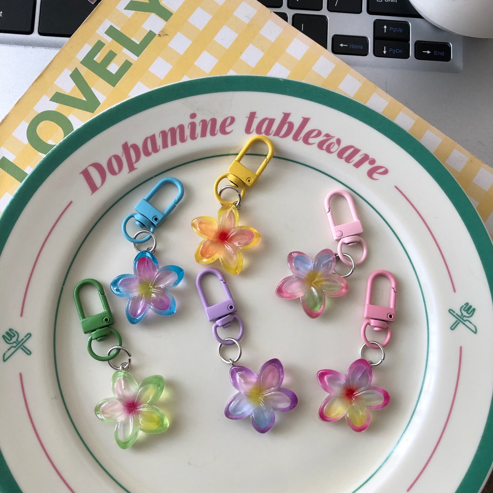 New resin two-color jasmine keychain fashionable flower shaped pendant car keychain student backpack ornament