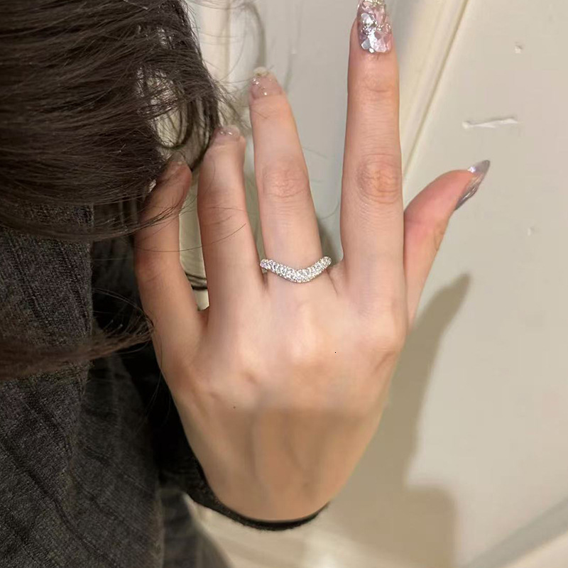 Hui Zhi Wing Jewelry New Twist V-Shaped Full Inlaid Row Ring Elegant Internet Celebrity Same S Silver Line Ins Style