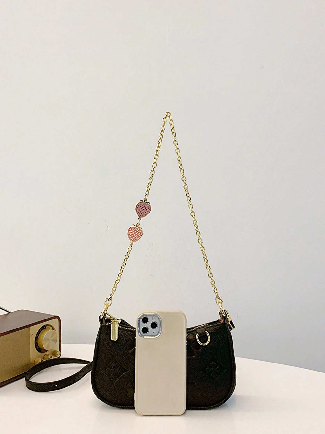 In the fashion classic Joker body print pattern n metal chain decoration n underarm baguette bag is suitable 250806