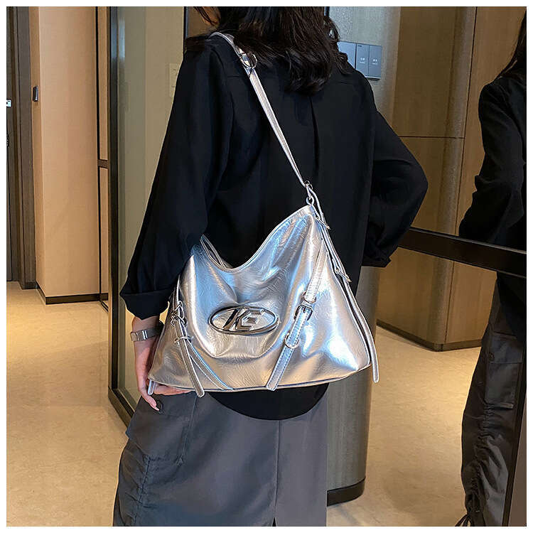 Large-capacity portable fashion texture female 2023 new commuting tote simple all-match armpit bag