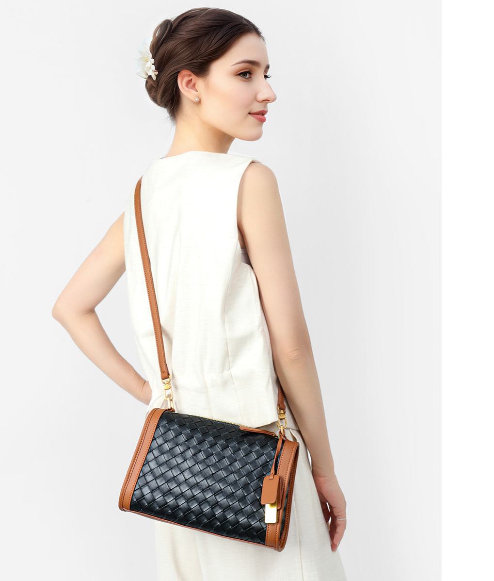 2025 Genuine trend leather crossbody bag retro women s shoulder fashionable new commuting designer