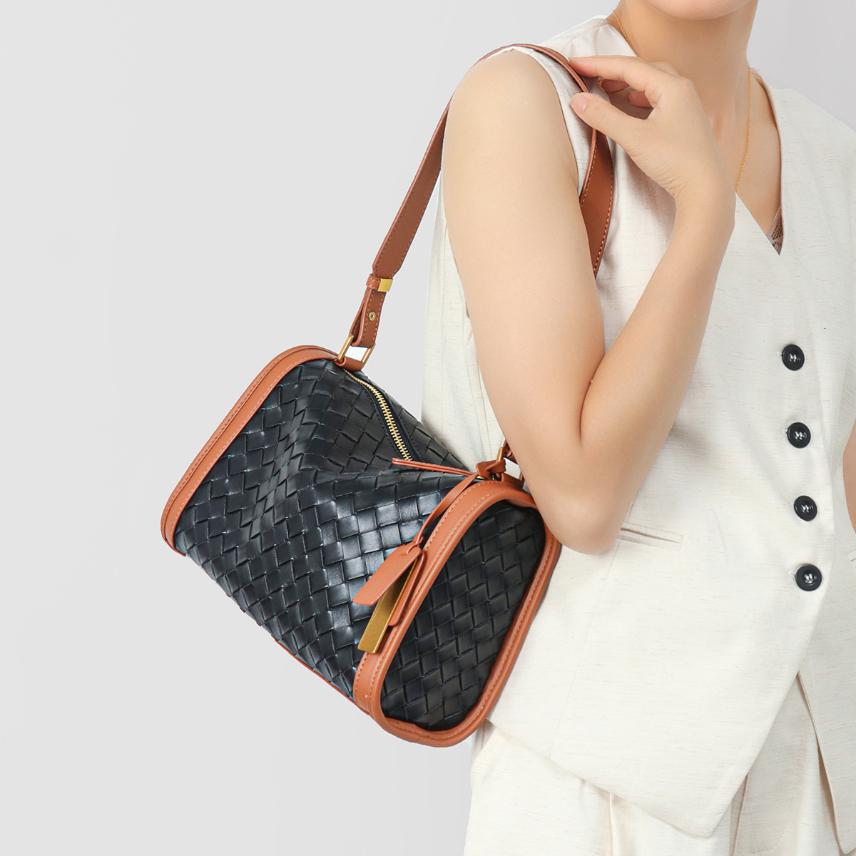2025 Genuine trend leather crossbody bag retro women s shoulder fashionable new commuting designer