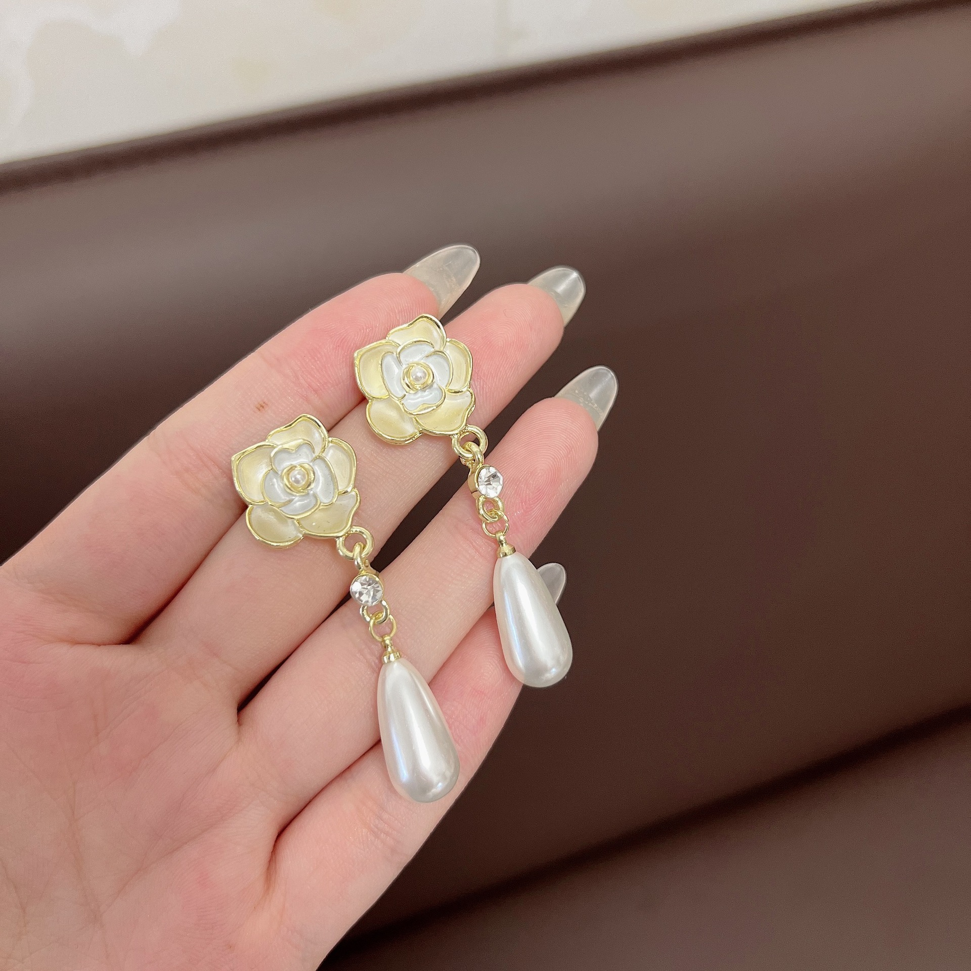 Free Shipping Designer Luxury Jewelry French Style Gentle Fairy Oil Drop Camellia Water Drop Pearl Earrings Elegant Socialite Style Trendy Ear Accesso