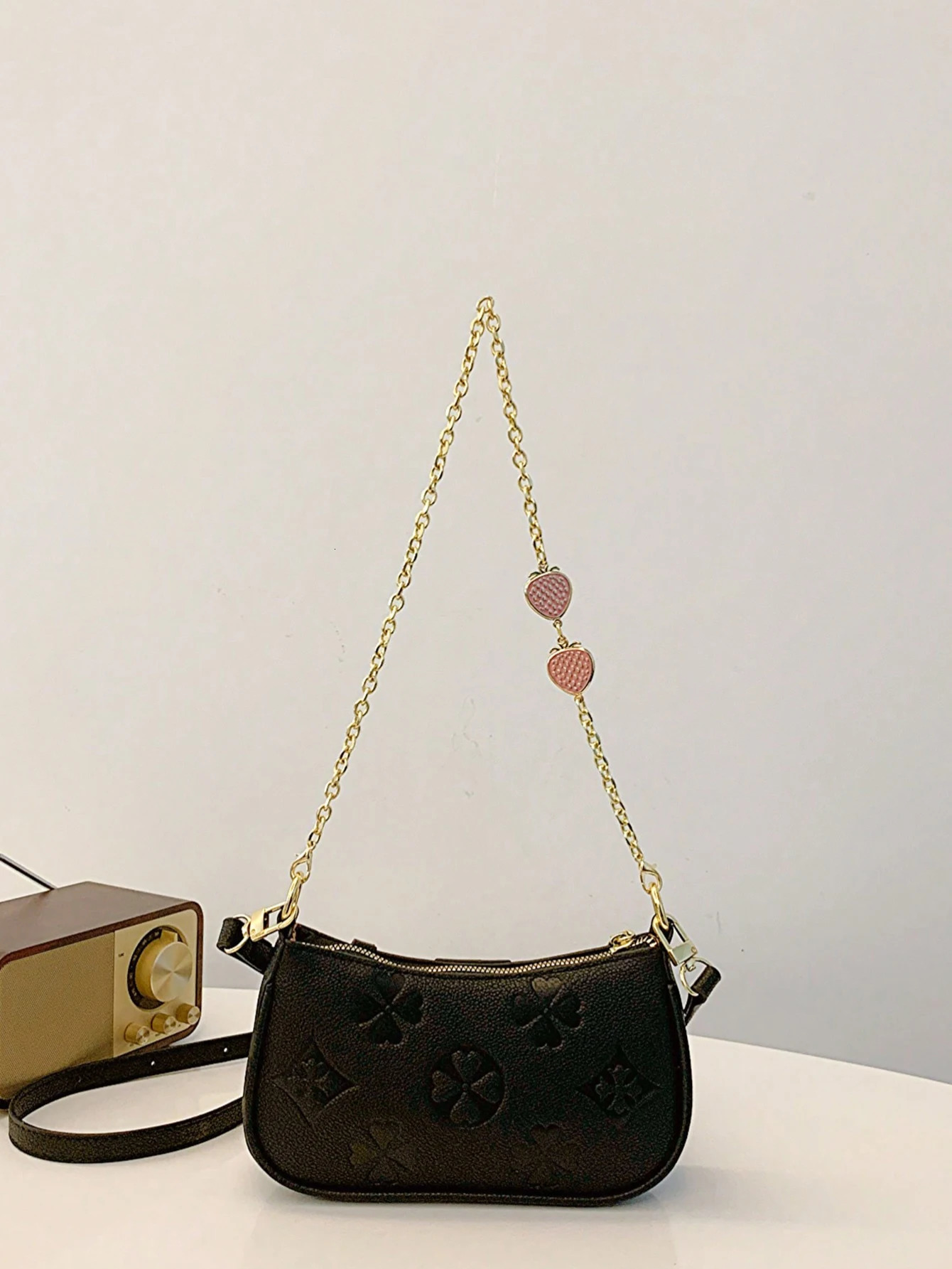 In the fashion classic Joker body print pattern n metal chain decoration n underarm baguette bag is suitable 250806