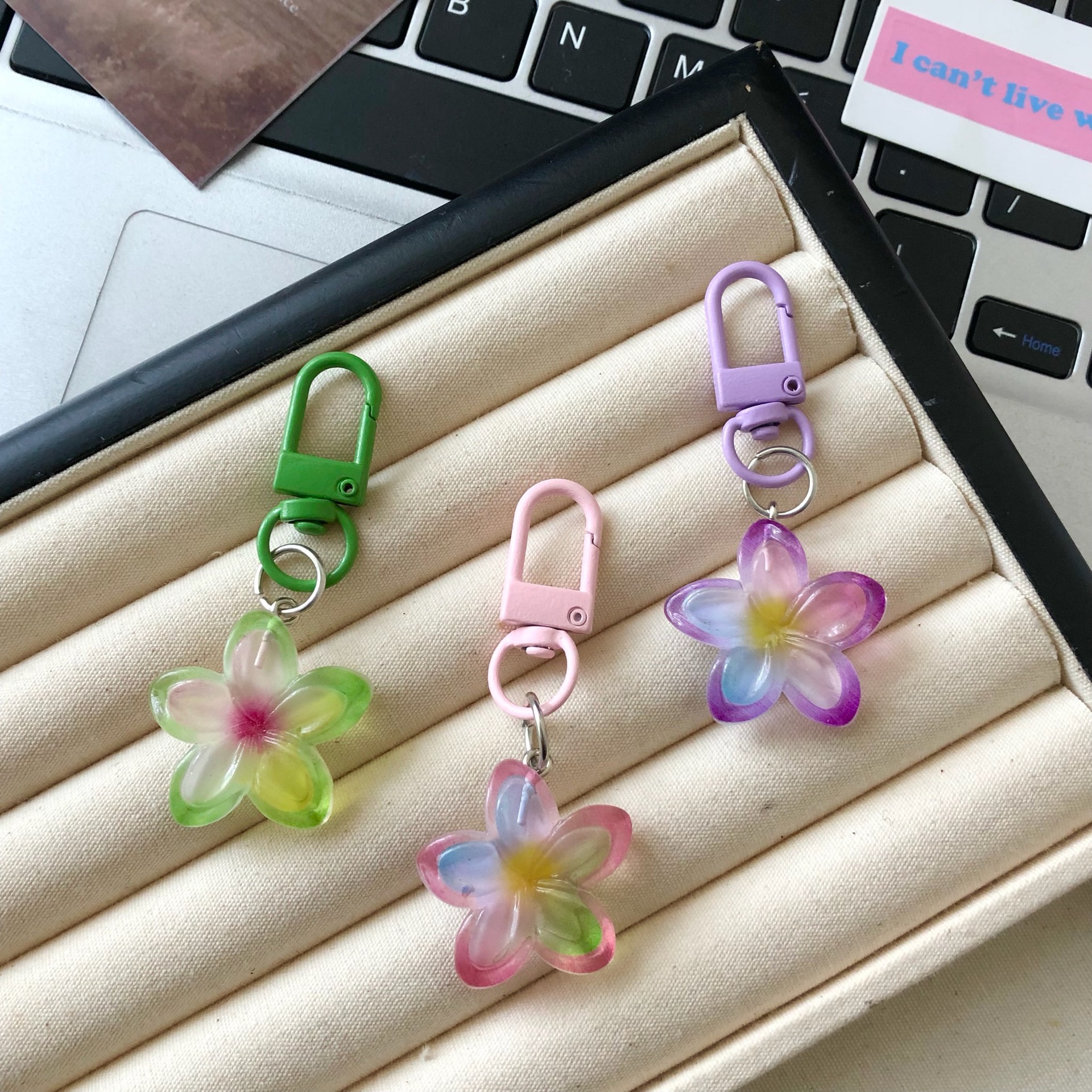 New resin two-color jasmine keychain fashionable flower shaped pendant car keychain student backpack ornament