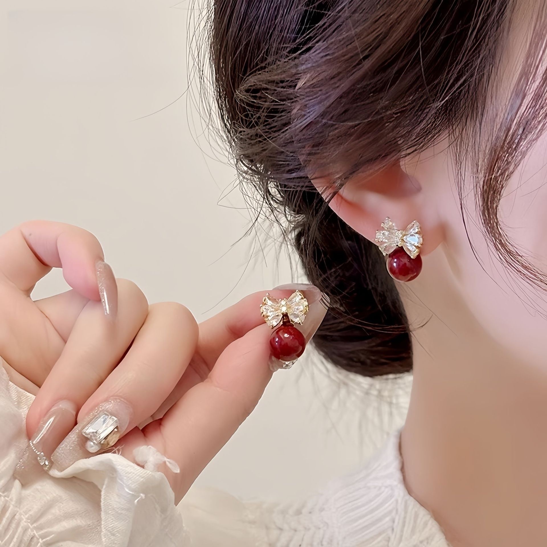Free Shipping Designer Luxury Jewelry New Women's Red Pearl Earrings Elegant High-end Vintage Earrings Fashion Noble Ear Accessories