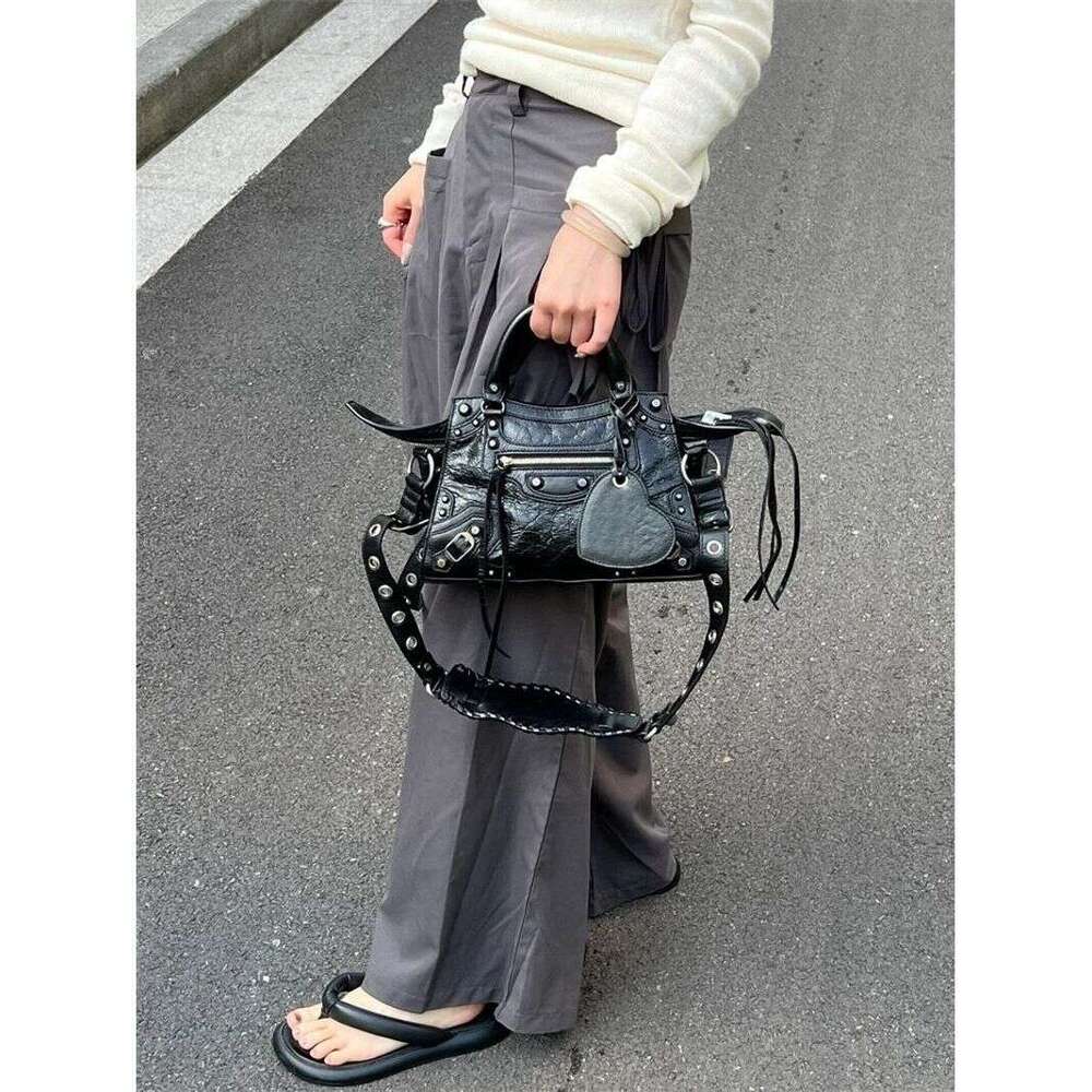 Designer Bag Tote Shoulder Bag High End Sweet Cool Hot Girl Motorcycle Women Rivet Design Handbag Commuting Versatile Crossbody