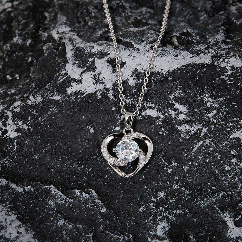 Moissanite Sterling Sier Pendant Eternal Heart Necklace for Women Versatile High-End Non-Fading Collarbone Chain Jewelry