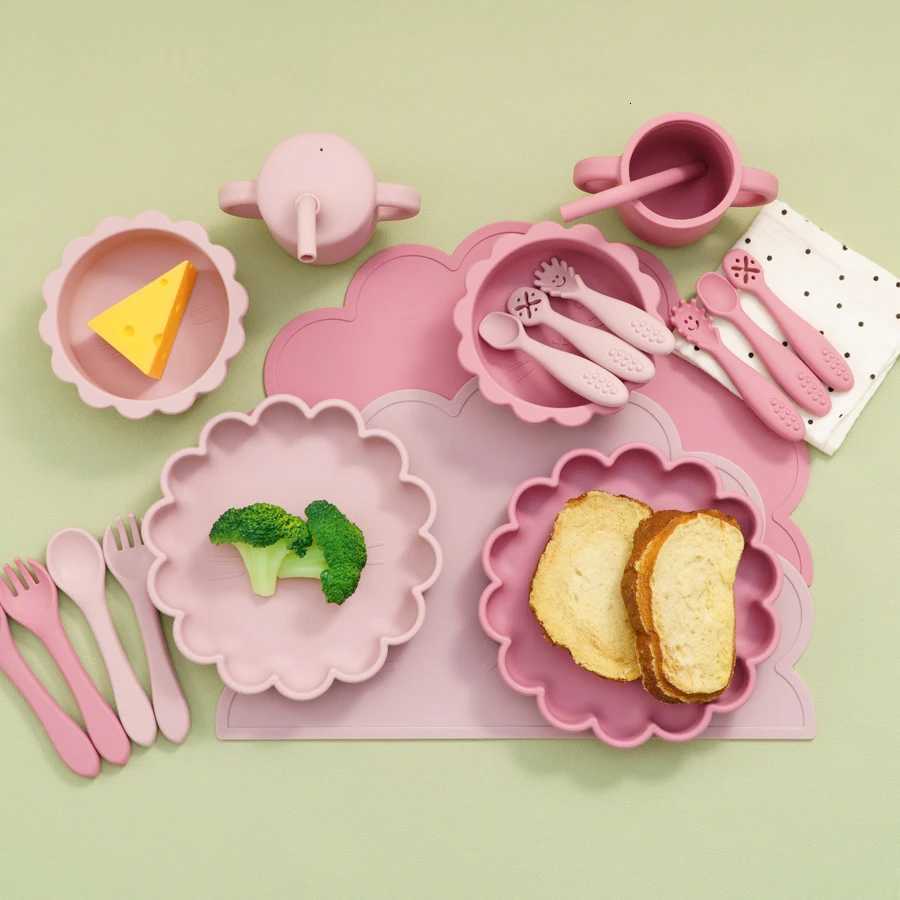 Color Kids Silicone Baby Feeding Set Cartoon Lion Shape Dishes Plate Sucker Spoon Fork Portable Bib Cup Placemat Baby Dinner Set X250806