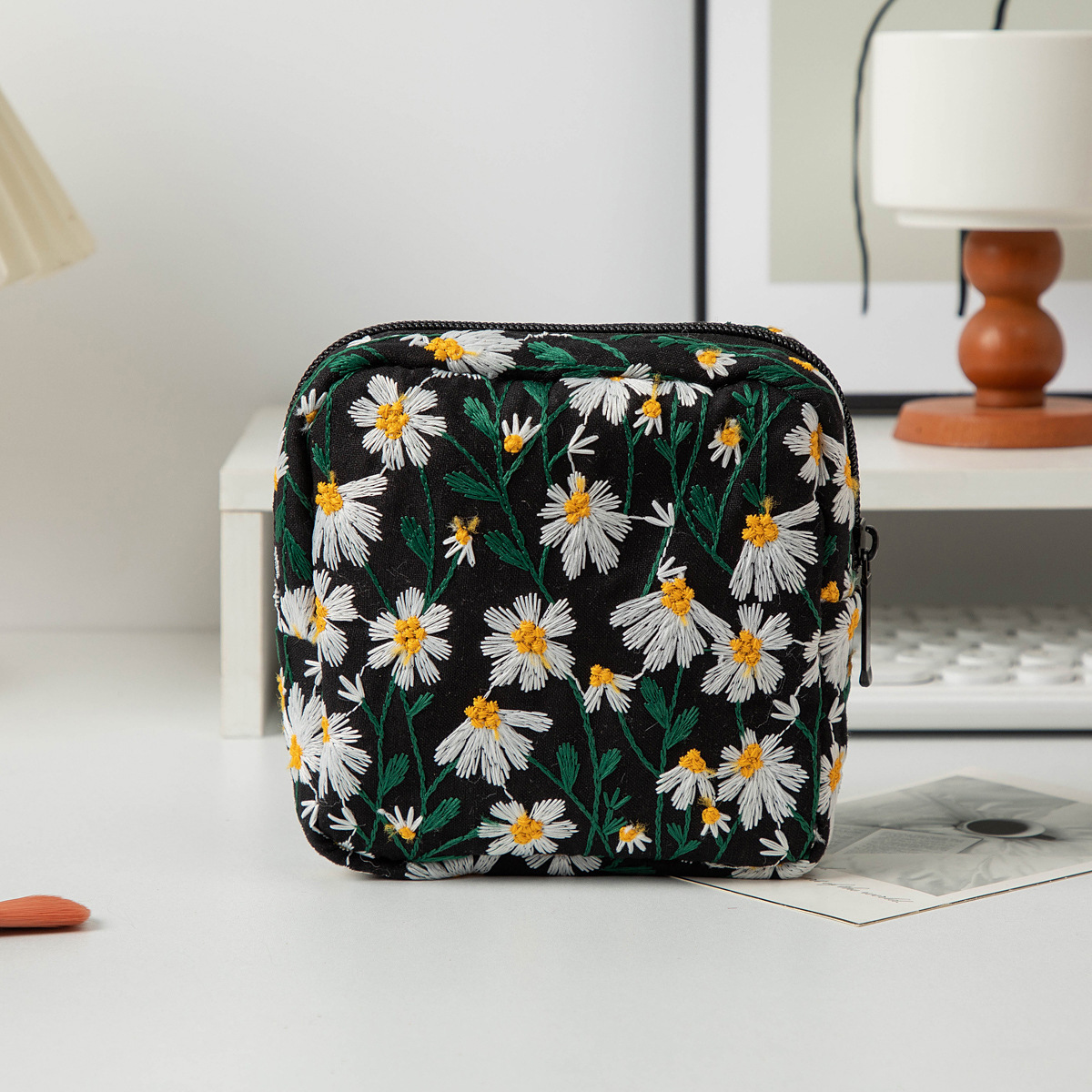 Ins Style Large Capacity Canvas Makeup Bag Toiletry Bag Skincare Storage Bag Small Daisy Embroidery Portable Clutch Bag 240827