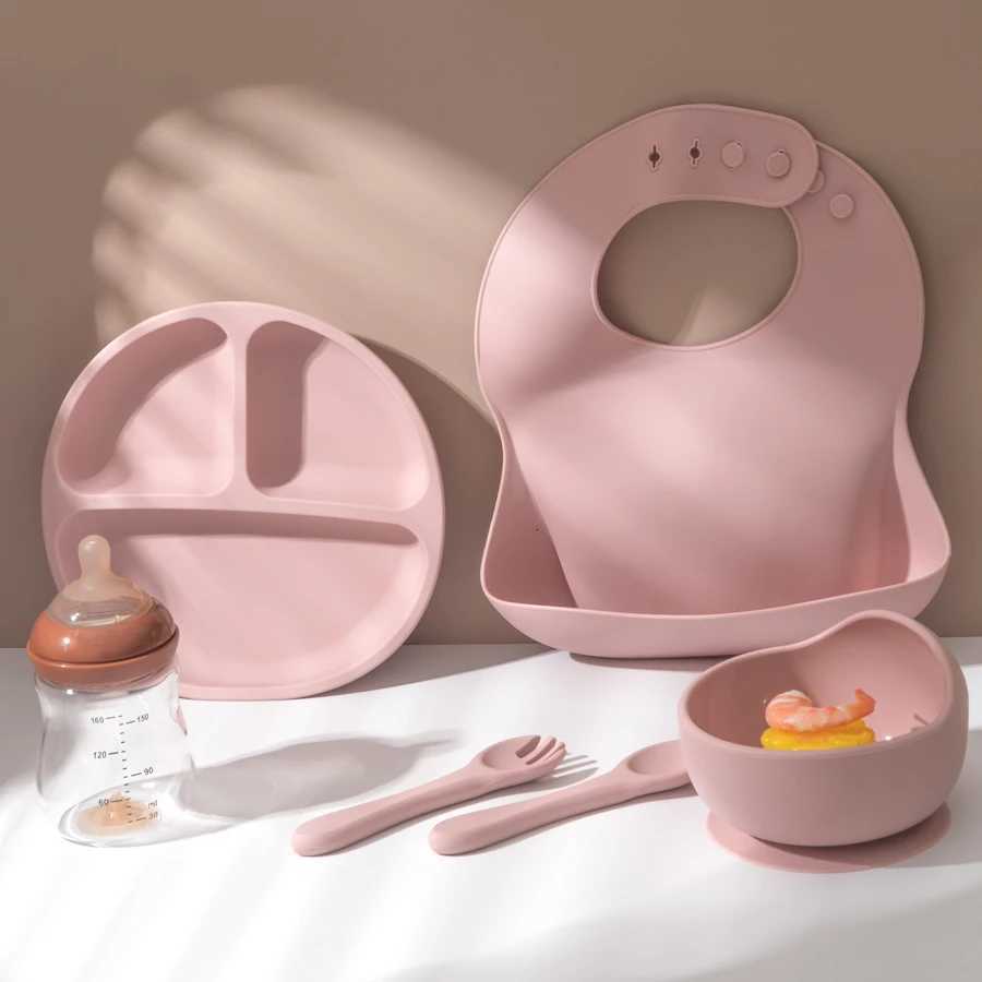5Pcs Baby Silicone Feeding Set Round Dining Plate Sucker Bowl Dishes For Kids Baby Waterproof Bib Spoon Childrens Tableware X2508061