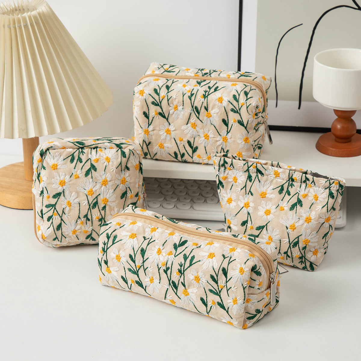 Ins Style Large Capacity Canvas Makeup Bag Toiletry Bag Skincare Storage Bag Small Daisy Embroidery Portable Clutch Bag 240827