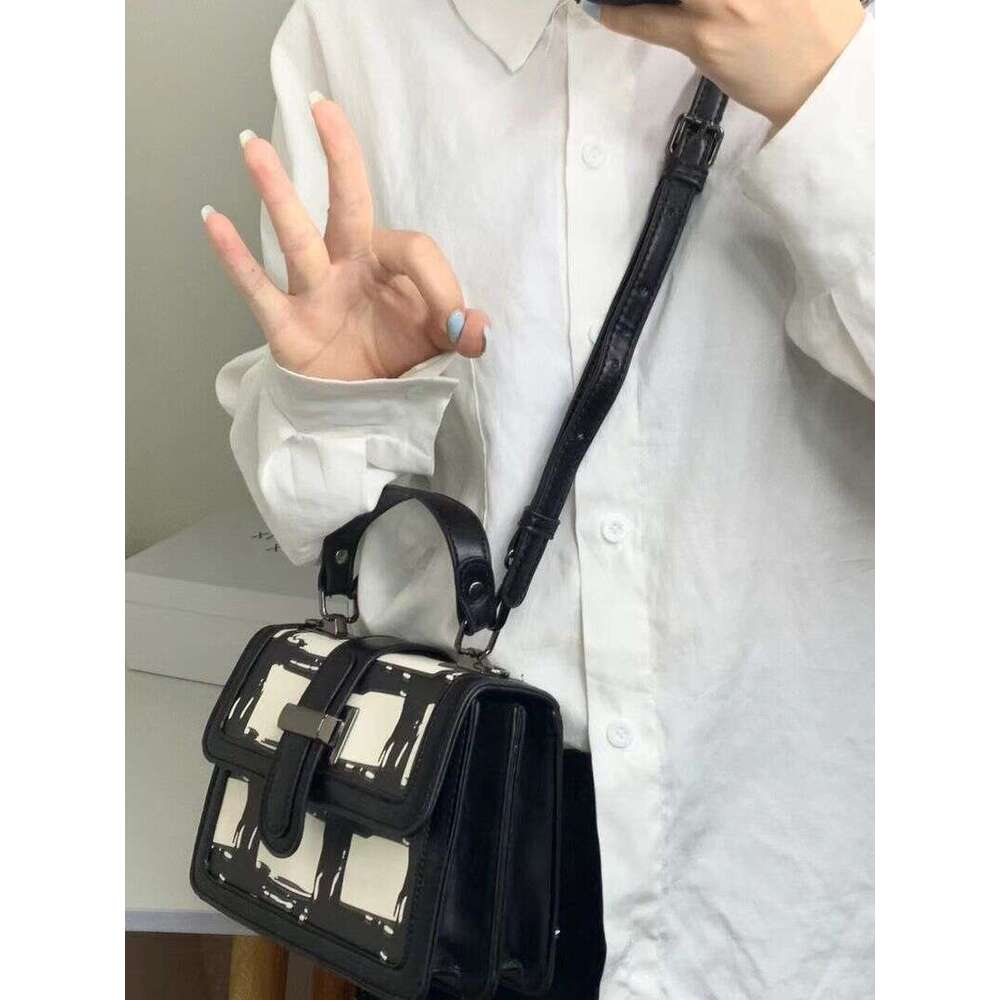 European American Fashion Autumn And Winter Bags Women's 2025 New High-end graffiti small square geometric portable shoulder Messenger bag