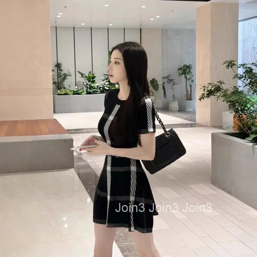 French Vintage Hepburn Style Knitted Dress Womens Mini Skirt Waist Cinching Classy Elegant Ladylike Short Sleeve round Neck