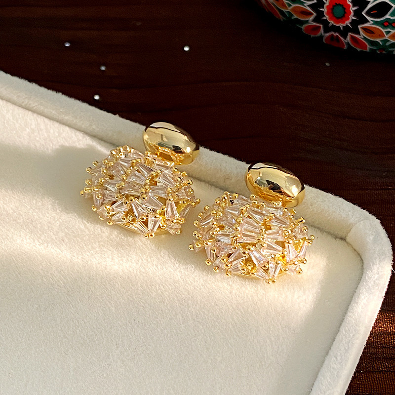 Free Shipping Designer Luxury Jewelry Real Gold Plated Exquisite Oval Hollow Zircon Earrings Sense Elegant Geometric Stud Earrings Fashion Women'