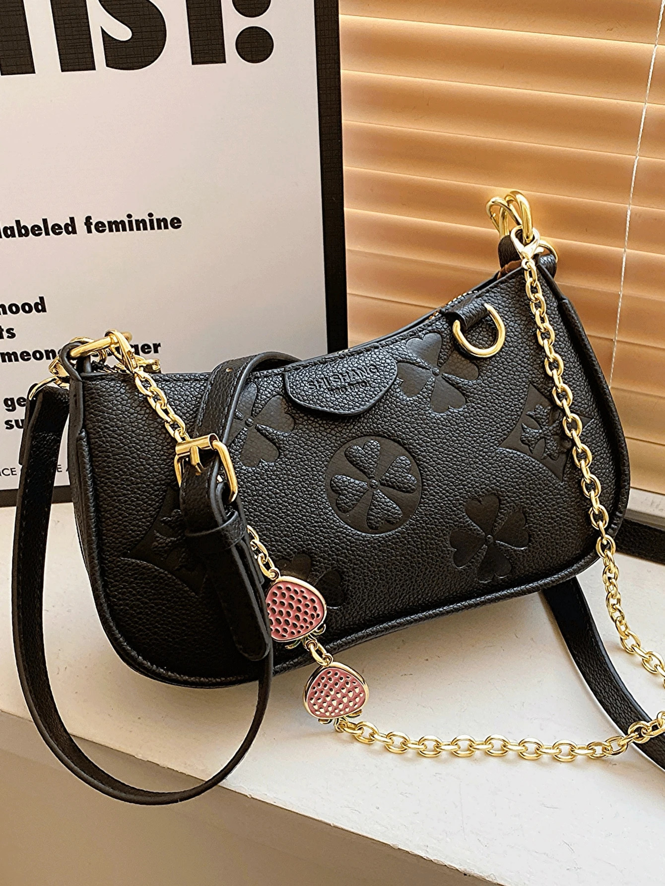 In the fashion classic Joker body print pattern n metal chain decoration n underarm baguette bag is suitable 250806