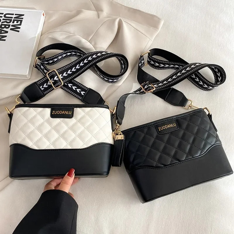 Womens Bag Light Simple Trendy Fashion Large Capacity Shoulder Messenger Bag Casual Bucket Bag 250806