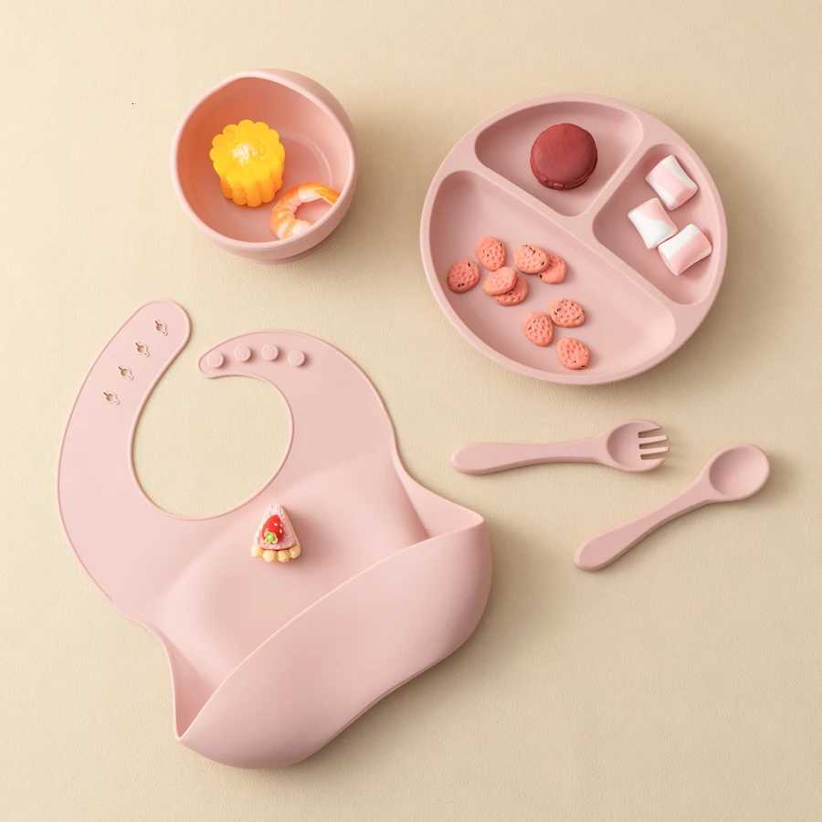 5Pcs Baby Silicone Feeding Set Round Dining Plate Sucker Bowl Dishes For Kids Baby Waterproof Bib Spoon Childrens Tableware X2508061