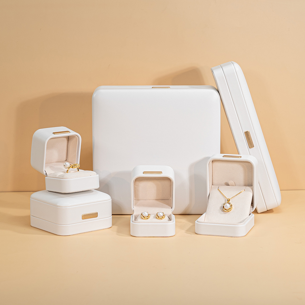 Luxury Handcrafted PU Leather Necklace Box with Unique Engraving Feature - Stylish Home Decor Item