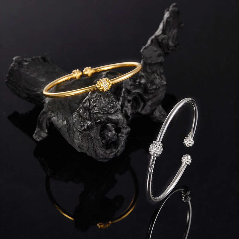 Non-Fading Iced Out VVS Light Bracelet with Inlaid Dias, Personalized and High-End Feel