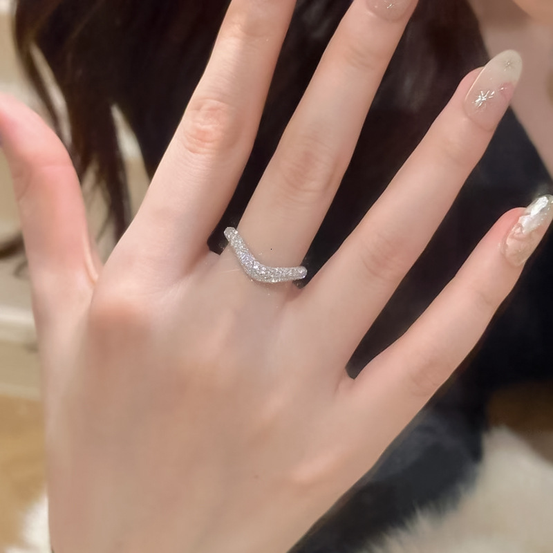 Hui Zhi Wing Jewelry New Twist V-Shaped Full Inlaid Row Ring Elegant Internet Celebrity Same S Silver Line Ins Style
